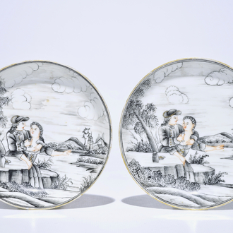 Une paire de coupes en porcelaine de Chine grisaille et doré aux décors érotiques, Qianlong